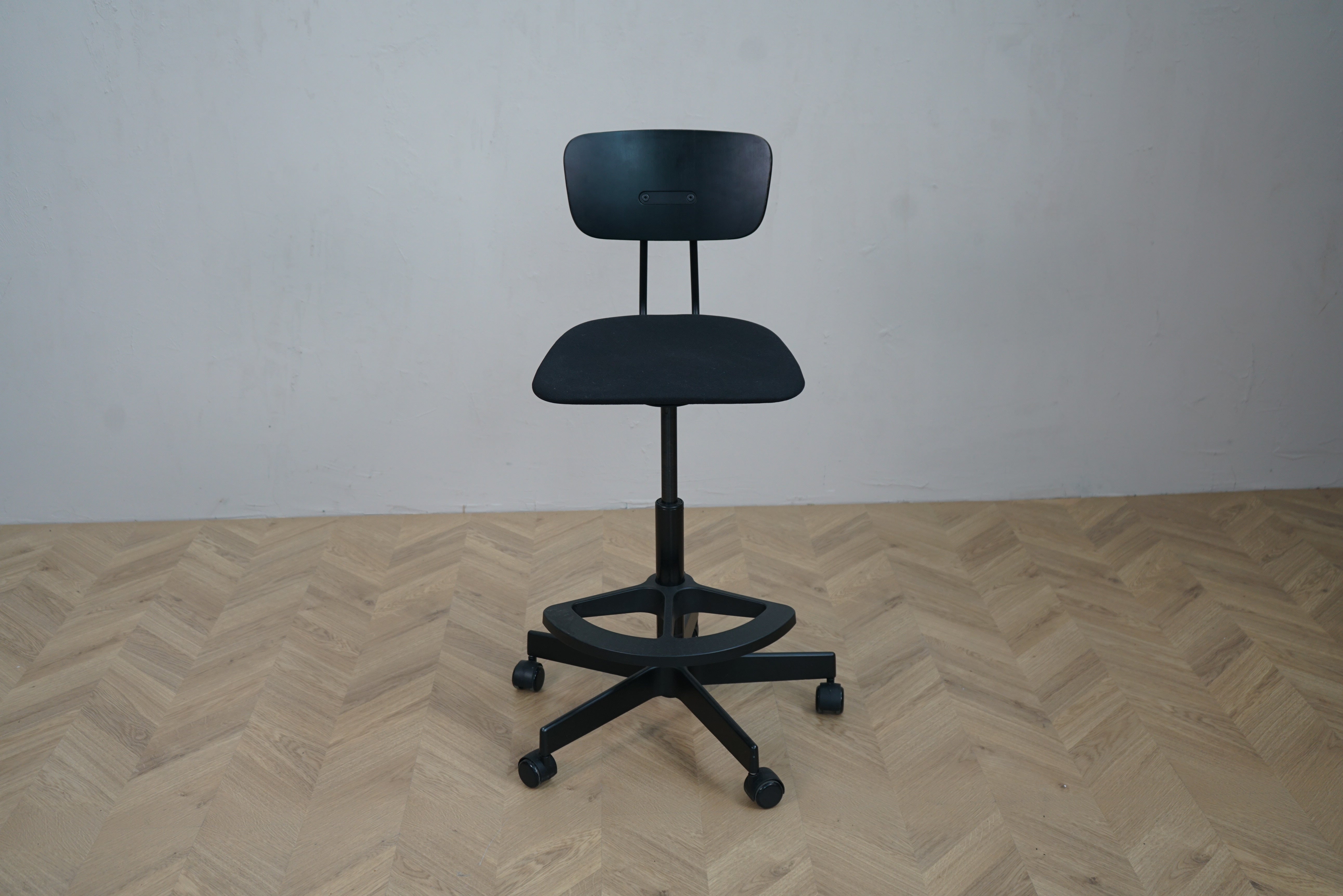 Holmris B8 RAY@WORK laboratoriestol i sort med polstret Kvadrat Remix 393 sæde set forfra.